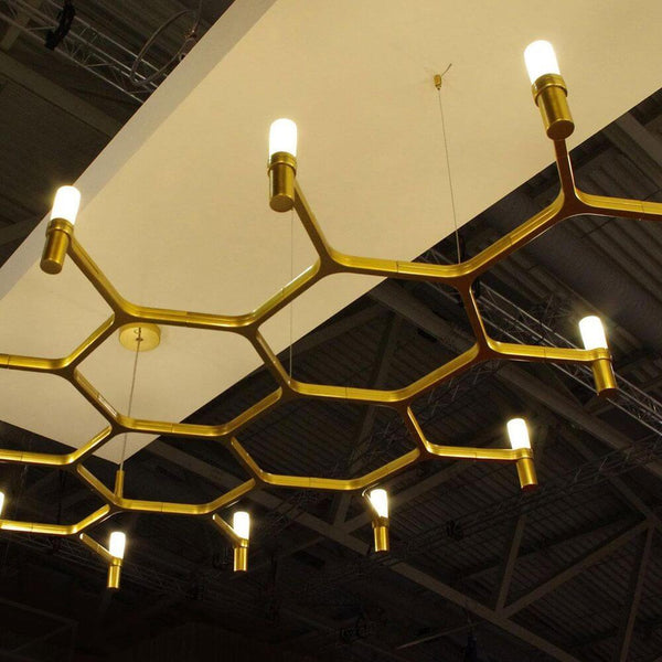 Nemo Crown Plana Mega Hängeleuchte 12-flammig 172cm, modulare Design-Pendelleuchte in Gold über großem Tisch