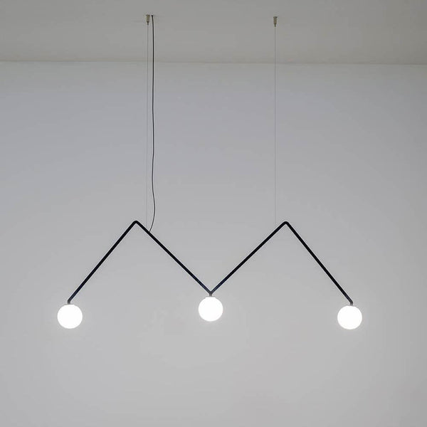 Nemo Dabliu Globe LED Hängeleuchte mit drei Opalglas-Kugeln und schlanker Aluminiumstruktur, moderne Pendelleuchte