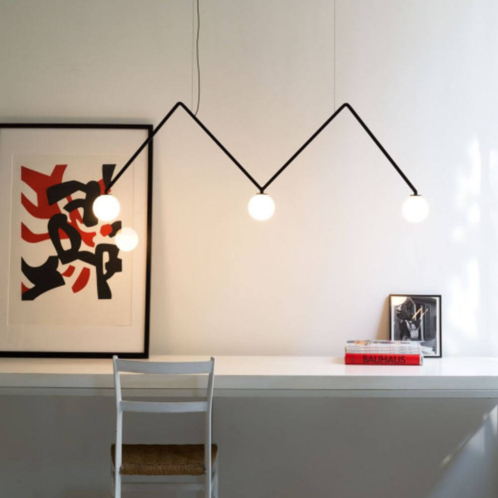 Nemo Dabliu Globe LED Hängeleuchte in modernem Design mit kugelförmigen Diffusoren und drei Lichtpunkten.