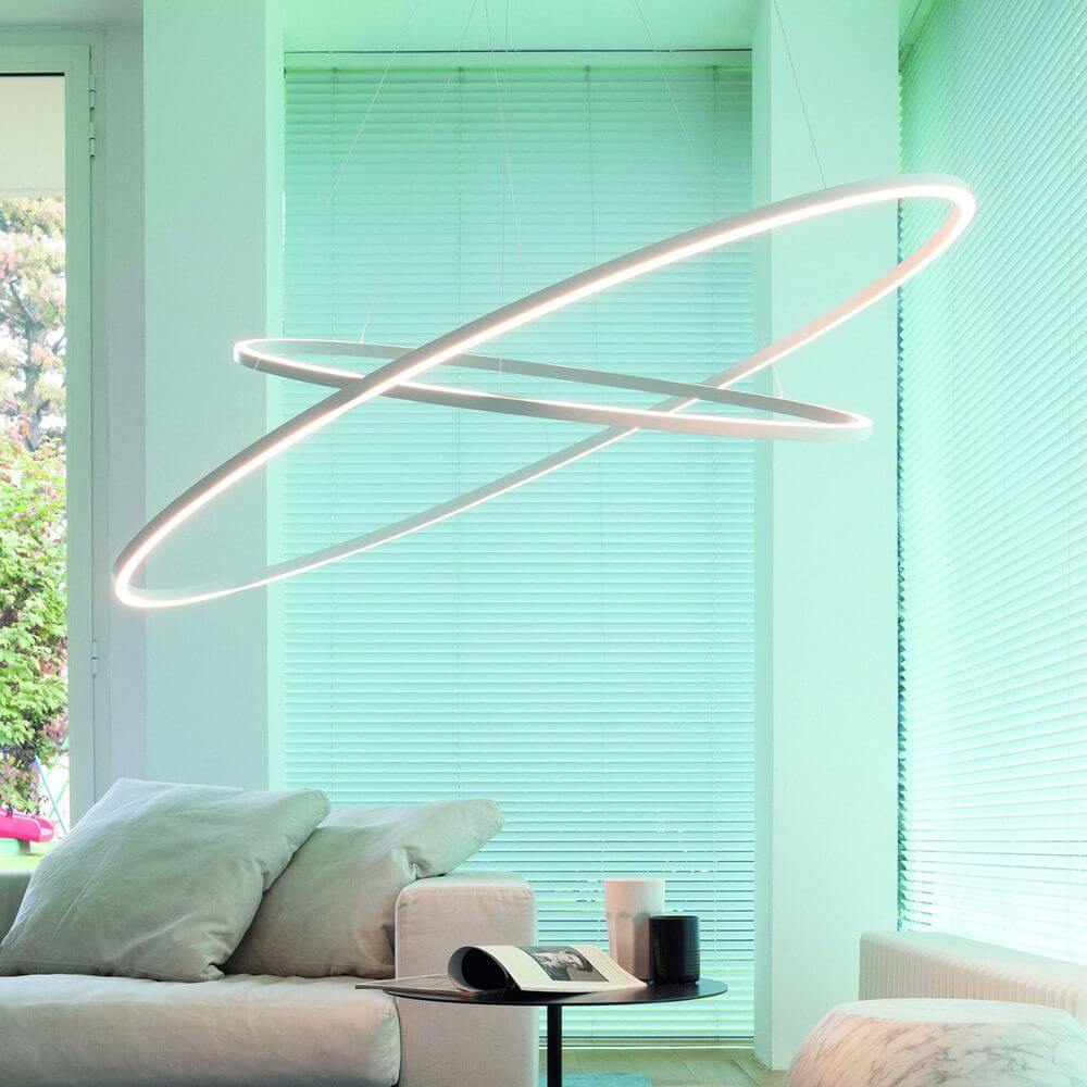 Nemo Ellisse Double LED Hängelampe 135x70cm in modernem Wohnzimmer mit grünen Fenstern.
