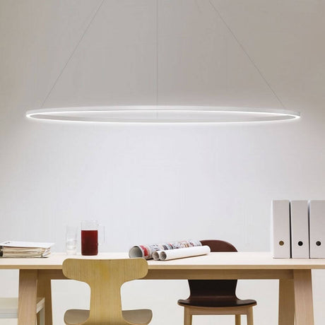 Nemo Ellisse Major Down LED suspension 133x70 cm directement au-dessus d’une table dans un design moderne.