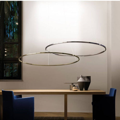 Nemo Ellisse Major Up LED lampe suspendue 133x70cm à éclairage indirect dans un espace moderne au-dessus d’une table à manger.