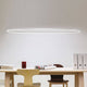 Nemo Ellisse Mega Down LED Hängelampe 186x95cm direkt über einem Tisch in modernem Interieur.