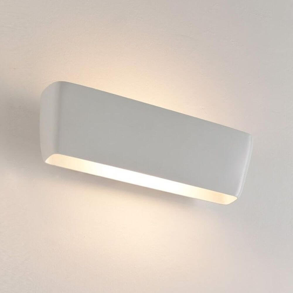 Nemo Flaca LED Wandlampe Dimmbar in matt weiß mit diffusem Lichtaustritt nach oben und unten.