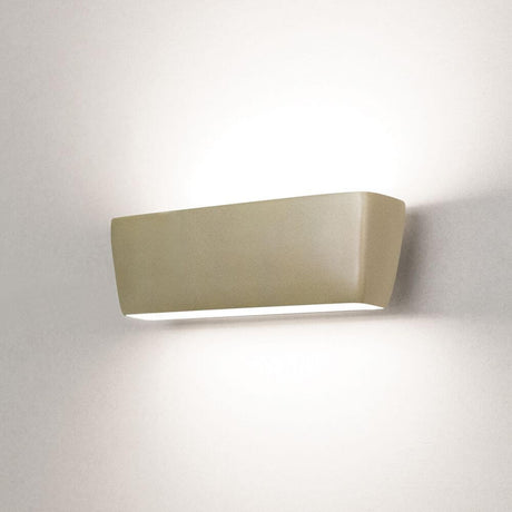 Nemo Flaca LED Dæmpbar væglampe i elegant design monteret på væggen, med diffus lysudsendelse.