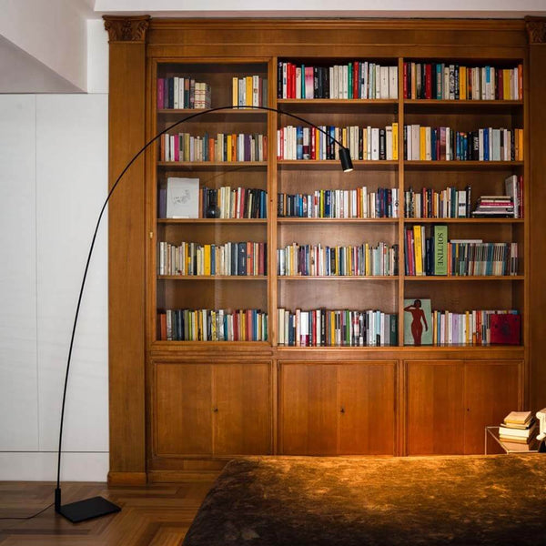 Nemo Fox LED Stehlampe Leselampe im Wohnzimmer mit Bücherregal im Hintergrund.