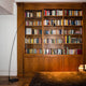 Nemo Fox LED Stehlampe Leselampe im Wohnzimmer mit Bücherregal im Hintergrund.