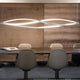 Nemo In The Wind Horizontal LED Hängelampe 183cm über einem modernen Essbereich mit eleganten Stühlen.