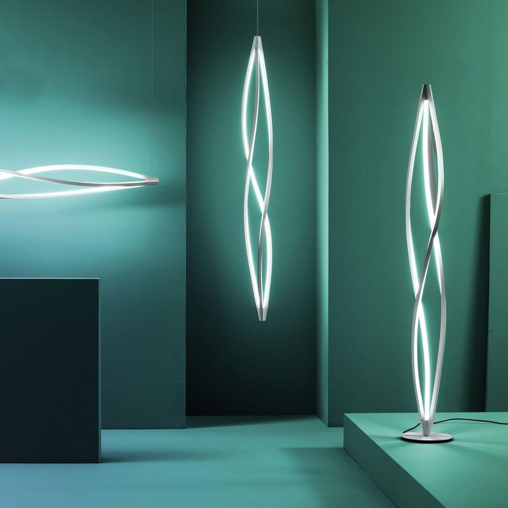 Nemo In The Wind Vertical LED Hängeleuchte 183cm in einem modernen Raum mit türkisfarbenem Hintergrund.