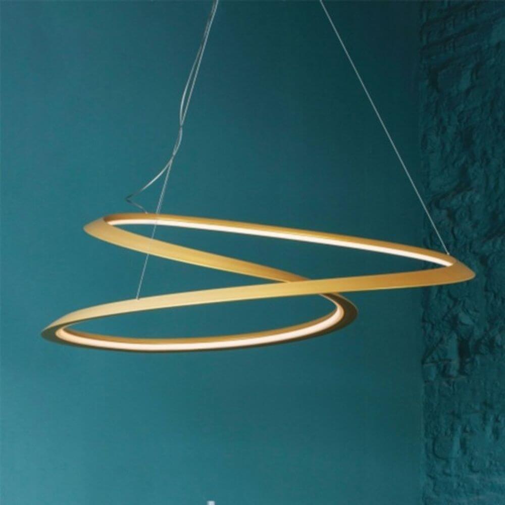 Nemo Kepler Minor Down LED Hängeleuchte Ø 84cm in modernem Design mit gelben Aluminium-Ringen.