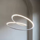 Nemo Kepler Minor Up LED Pendellampe Ø 84cm in modernem, geschwungenem Design mit warmem Licht.