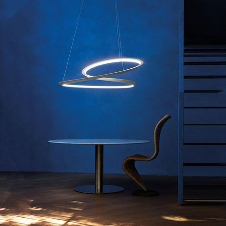 Nemo Kepler Up LED Pendelleuchte Ø 110cm über einem modernen Tisch in einem stilvollen Raum.