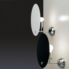 Nemo Kuta Wandlampe für indirektes Licht mit schwarz-weißen Reflektoren und verchromten Halterungen.