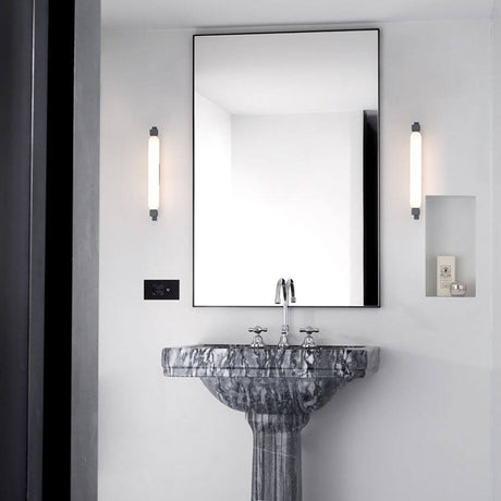 Nemo La Roche LED Wandlampe neben einem modernen Badezimmer Spiegel und Marmorbasis.