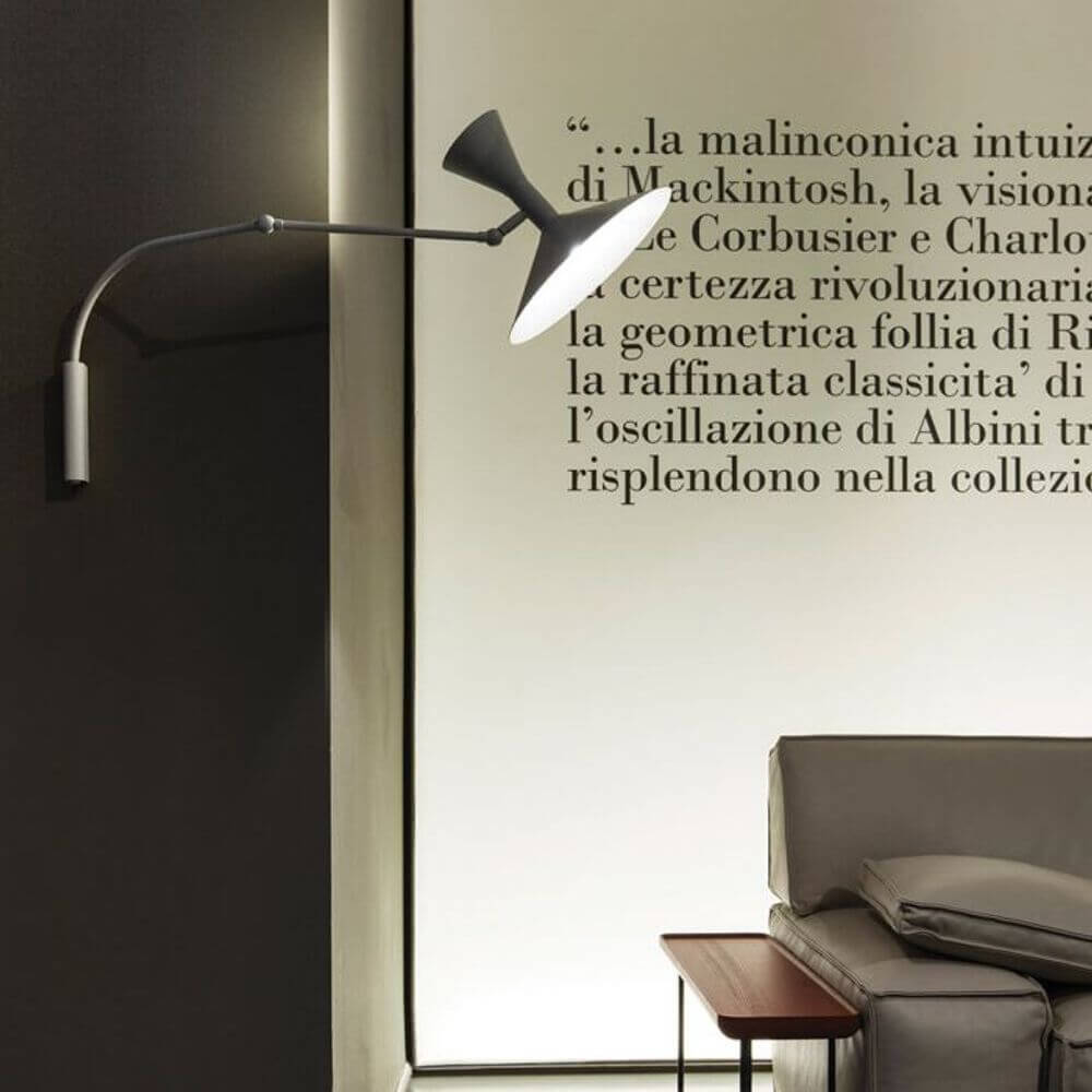 Nemo Lampe De Marseille Mini Wandleuchte mit Arm an einer Wand, moderner Stil mit ansprechendem Lichtdesign.