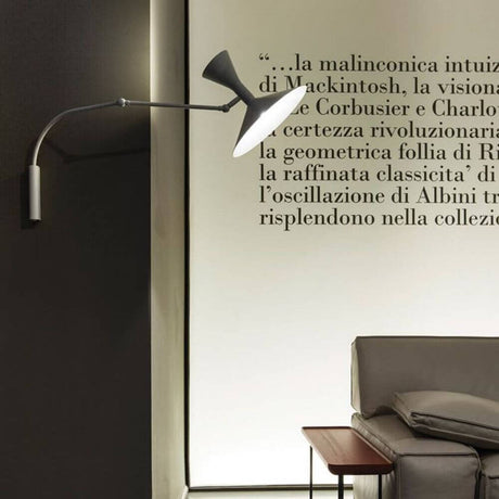 Nemo Lampe De Marseille Mini Wandleuchte mit Arm an einer Wand, moderner Stil mit ansprechendem Lichtdesign.