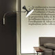 Nemo Lampe De Marseille Mini Wandleuchte mit Arm an einer Wand, moderner Stil mit ansprechendem Lichtdesign.