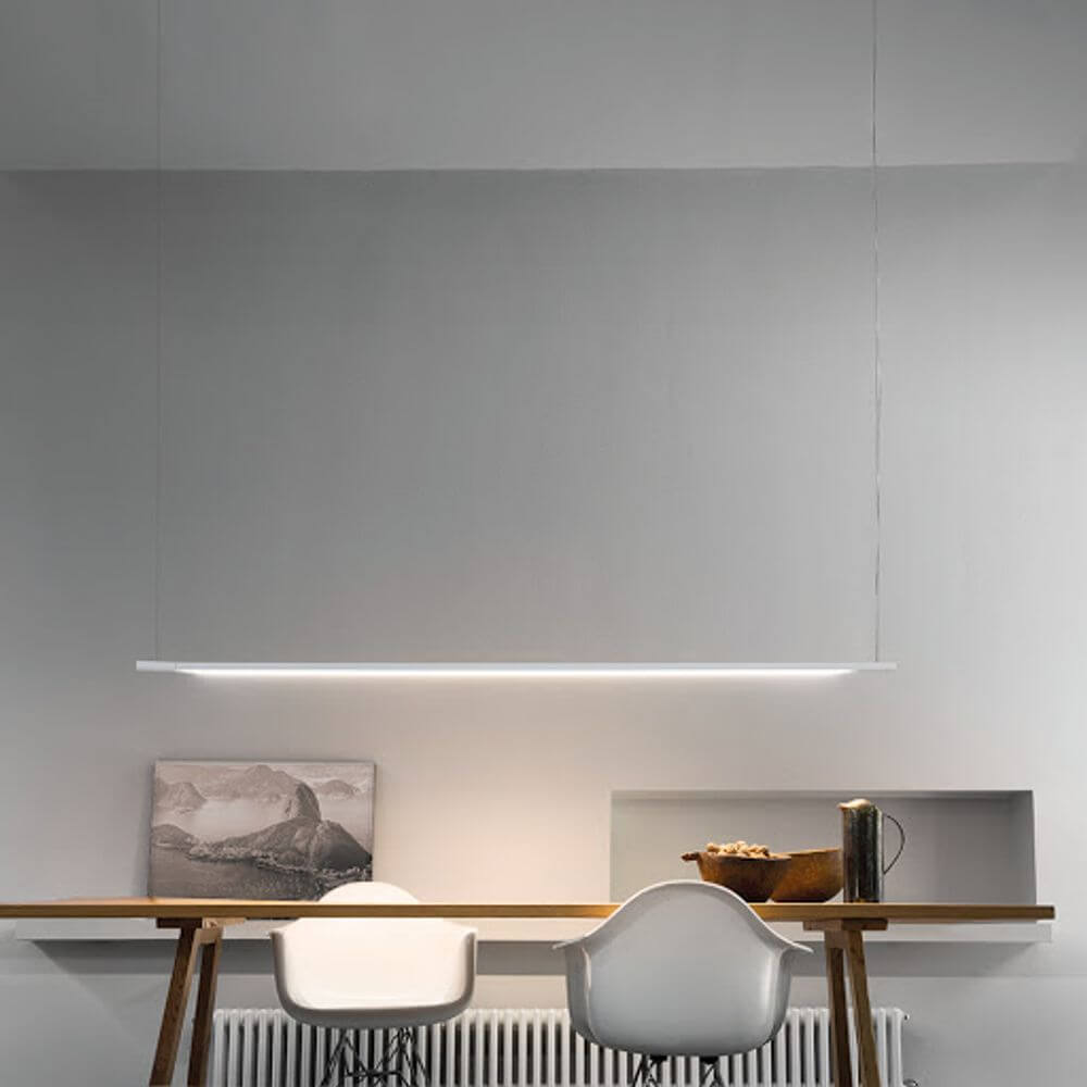 Nemo Linescapes Horizontal 130 LED Hängelampe drehbar über einem Tisch in modernem Wohnraum.