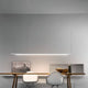 Nemo Linescapes Horizontal 130 LED Hängelampe drehbar über einem Tisch in modernem Wohnraum.