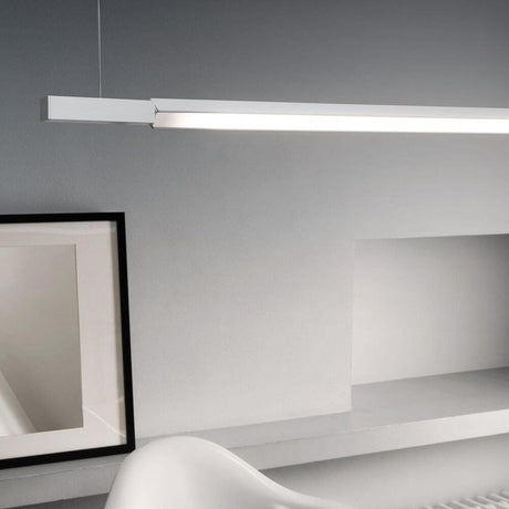 Nemo Linescapes Horizontal 200 LED Hängeleuchte drehbar in modernem Raum mit Spiegel und Möbeln.