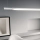 Nemo Linescapes Horizontal 200 LED Hängeleuchte drehbar in modernem Raum mit Spiegel und Möbeln.