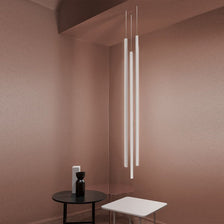 Nemo Linescapes Vertical LED Hängelampe 115cm in modernem Raumdesign mit eleganten Möbeln.
