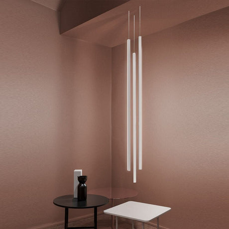 Nemo Linescapes Vertical LED Hängelampe 115cm in modernem Raumdesign mit eleganten Möbeln.