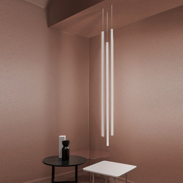 Nemo Linescapes Vertical LED Hängelampe 115cm in modernem Raumdesign mit eleganten Möbeln.