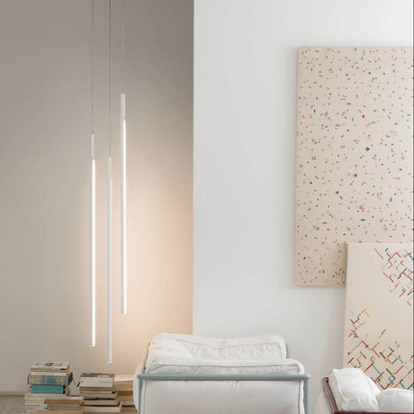 Nemo Linescapes Vertical LED Hängelampe 115cm in einem modernen Wohnraum mit hellem Design.