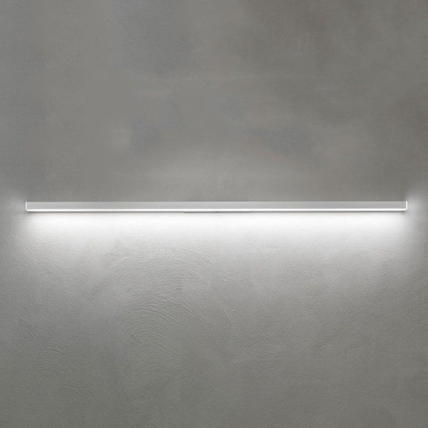 Nemo Linescapes Wall 102 LED Væglampe på en væg, skinnende lys på en grå baggrund.