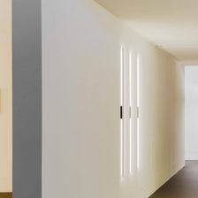 Nemo Linescapes Wall 102 LED Væglampe på hvid væg i det moderne interiør.