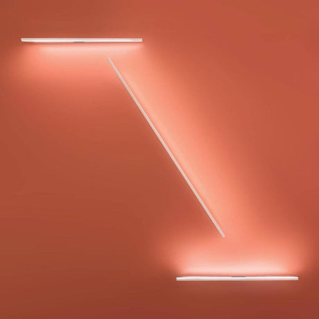 Nemo Linescapes Wall 182 LED applique murale sur un mur rouge, éclairage décoratif au design moderne.