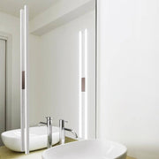 Nemo Linescapes Wall 182 LED applique murale à côté d'un lavabo moderne dans la salle de bains.