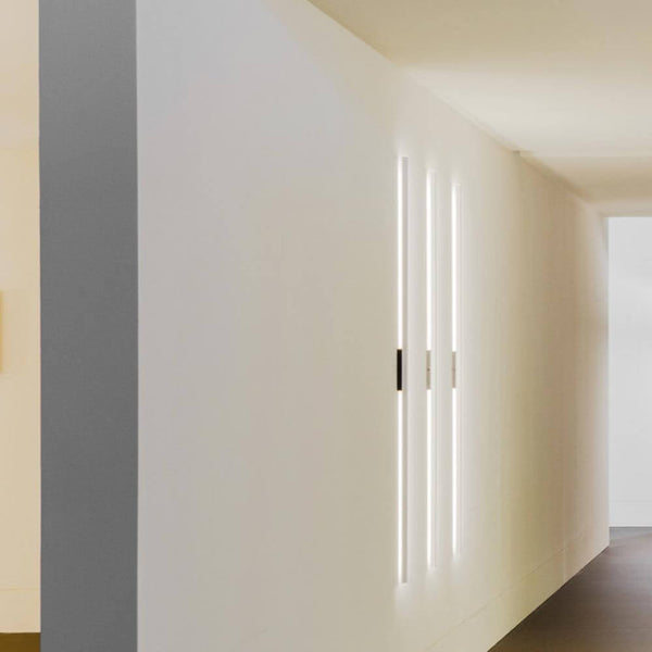 Nemo Linescapes Wall 182 LED Wandlampe an einer weißen Wand im Flur, elegante und moderne Beleuchtung.