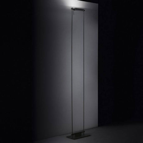 Nemo Logo LED Stehlampe 193cm im eleganten Design, ideal für indirekte Allgemeinbeleuchtung.