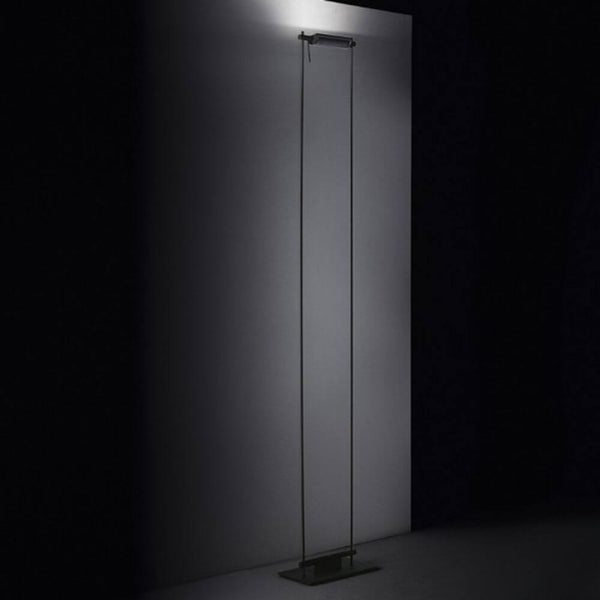Nemo Logo LED Stehlampe 193cm im eleganten Design, ideal für indirekte Allgemeinbeleuchtung.