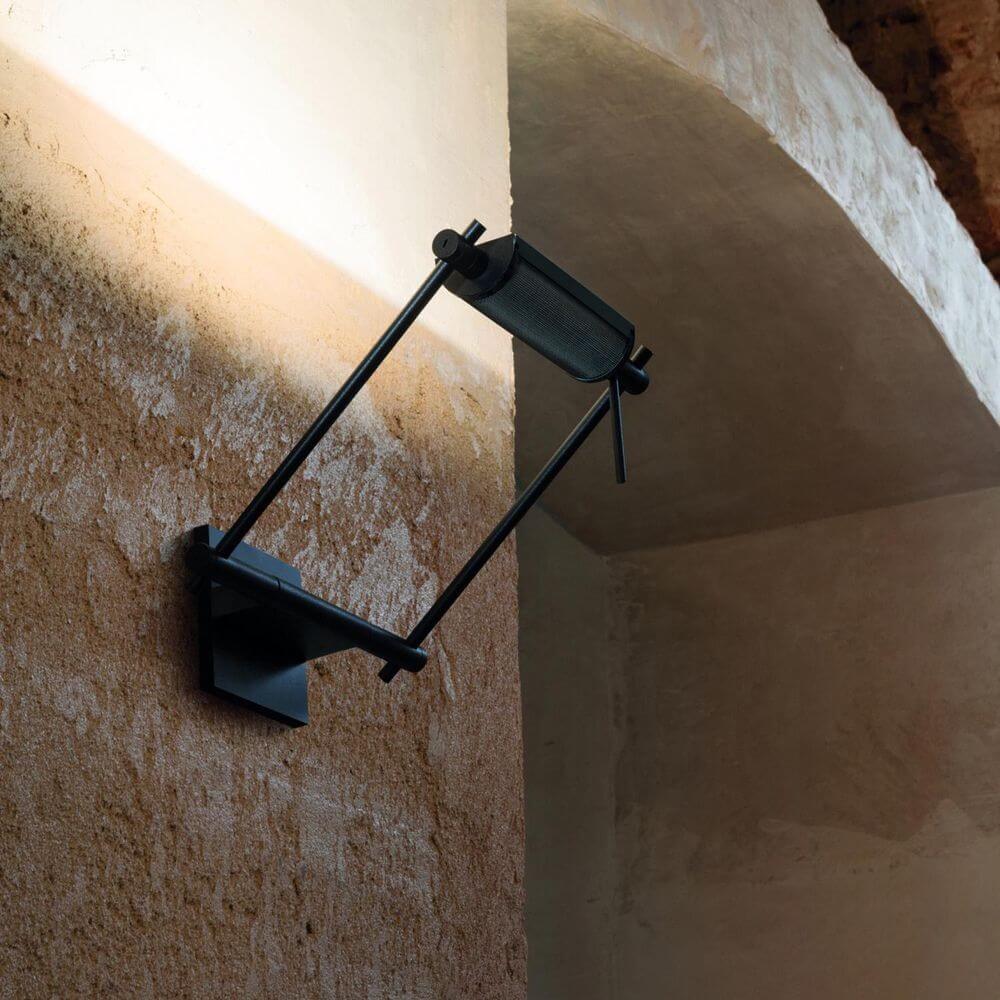 Nemo Logo LED Wandlampe oder Deckenleuchte an einer Wand, modernes Design in Schwarz mit verstellbarem Licht.