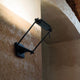 Nemo Logo LED Wandlampe oder Deckenleuchte an einer Wand, modernes Design in Schwarz mit verstellbarem Licht.