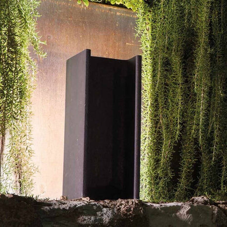 Nemo Mais Plus Que Cela Je Ne Peux Pas plaque de fixation sur un mur avec des plantes en arrière-plan.