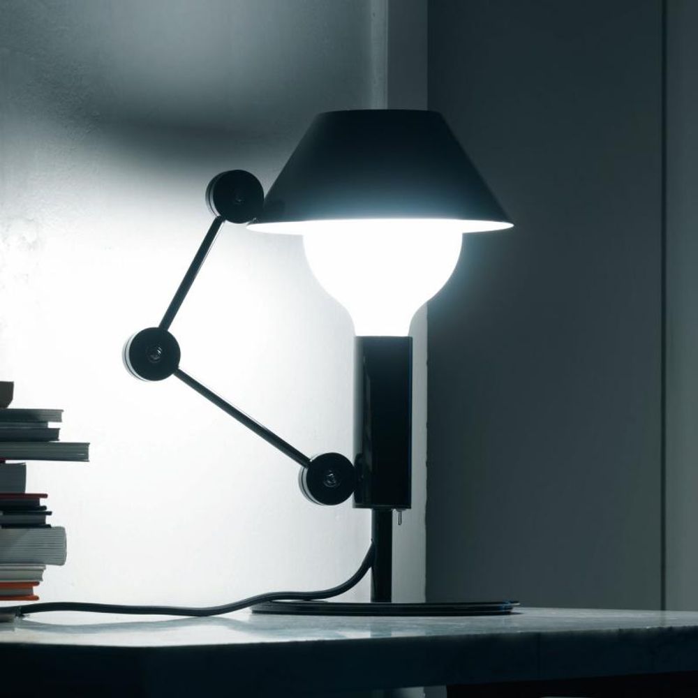 Nemo Mr. Light Tischlampe mit beweglichem Arm, matt schwarzem Metall und diffus streuender Lichtquelle.