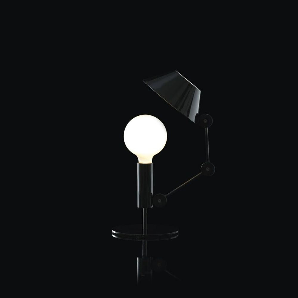 Nemo Mr. Light Tischlampe mit beweglichem Arm und matt schwarzer Metallstruktur, diffus strahlendem Leuchtobjekt.