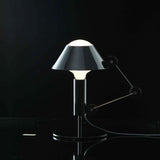 Nemo Mr. Light Tischlampe mit beweglichem Arm und matt schwarzer Metallstruktur für diffuses Licht.