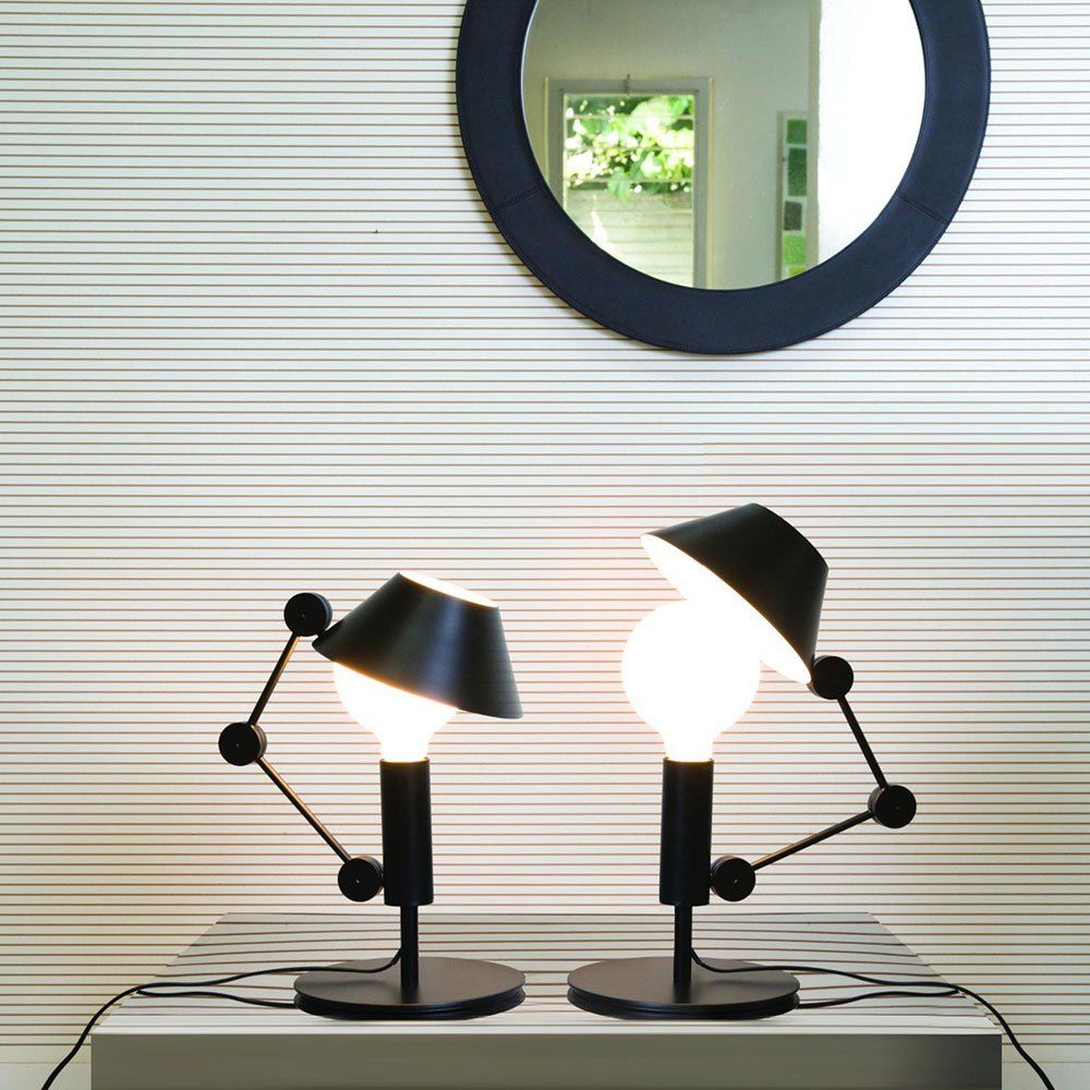 Nemo Mr. Light Tischlampe mit beweglichem Arm, matt schwarzem Metall und diffus streuendem Licht.