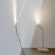 Nemo Neo LED Stehlampe zum anlehnen, modernes Design aus gebogenem Stahl und Aluminium mit indirekter Beleuchtung.