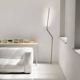 Nemo Neo LED Stehlampe an der Wand gelehnt, moderne Beleuchtung, minimalistisch und elegant.