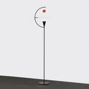 Nemo Newton LED Gulvlampe med foddæmper i sort design med roterende diffuser og æbleelement.