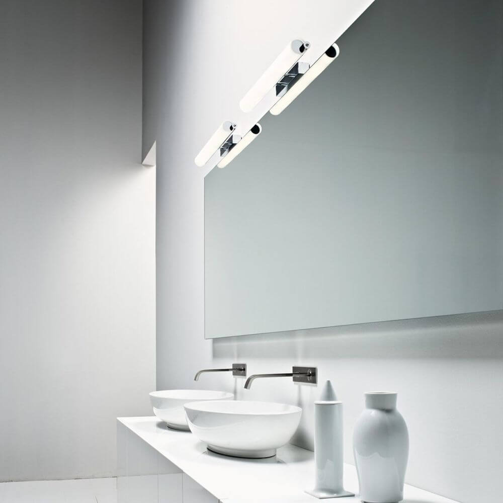 Nemo Norma 65 LED Wandleuchte über zwei Waschbecken in modernem Badezimmer-Design.