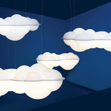 Nemo Nuvola LED Hängelampe Wolke 154cm in einem modernen Raum mit blauer Wand, sanftes Licht, wolkenförmiges Design.