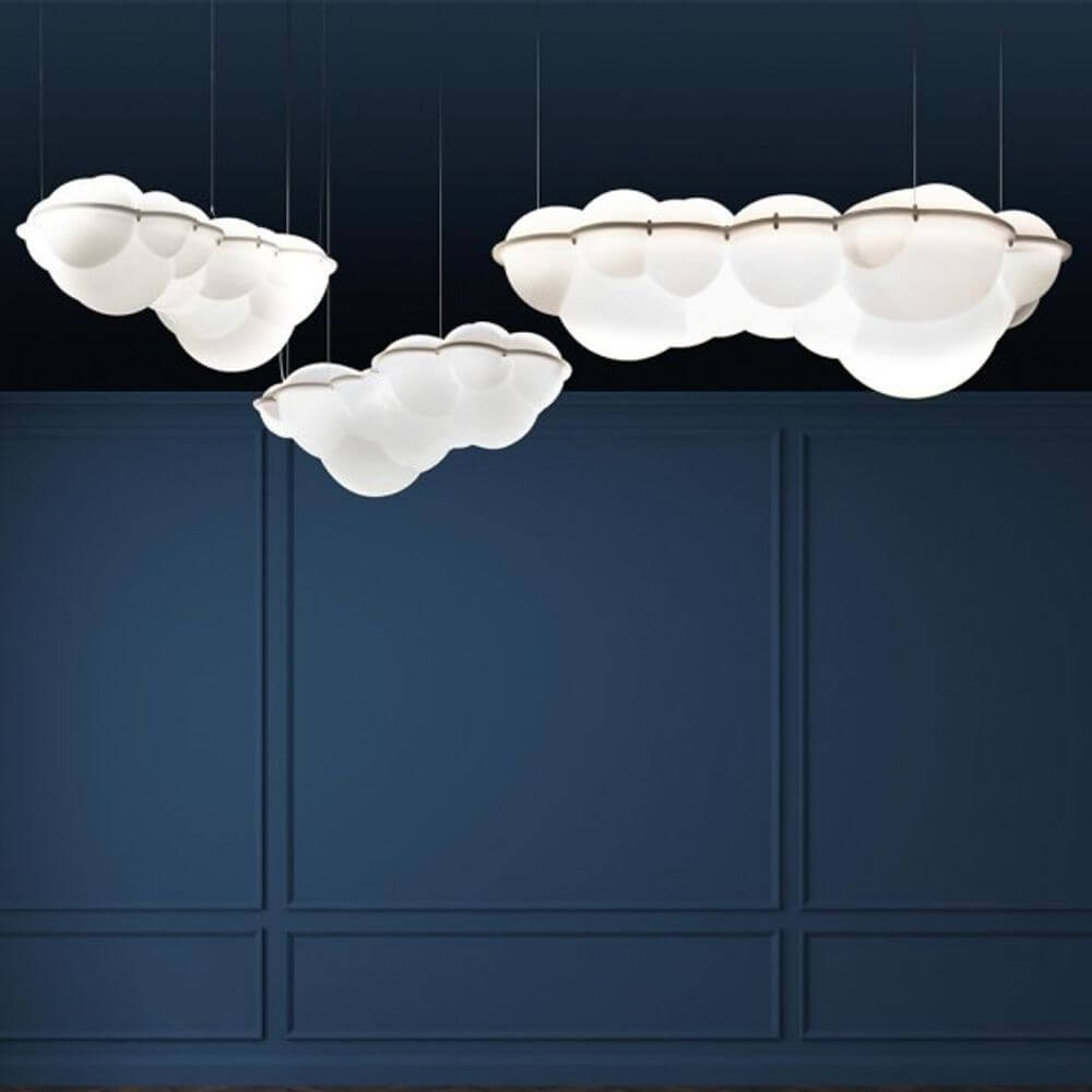 Nemo Nuvola LED Hängelampe Wolke 154cm in stilvollem Raum mit blauer Wand.
