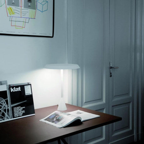 Lampe de table Nemo Panama LED 45 cm sur une table à côté d’un livre, dans une pièce moderne aux murs clairs.